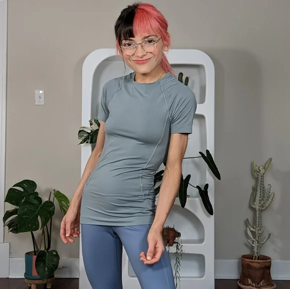 🚫 Clothing Swapped - Athleta Momentum Seamless Tee - Picture 2 of 9